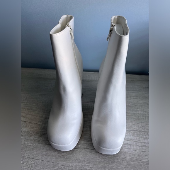 MADDEN GIRL Women's Kourt Sculpted-Heel Platform Booties - Picture 7 of 9